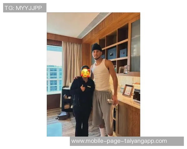 布克赛后与模仿者中国布克亲密合影赠送签名球衣展现友谊与支持