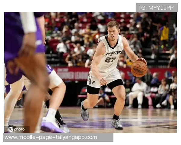 哈珀表现惊艳全场16中10砍下22分6助助力球队完成关键反超